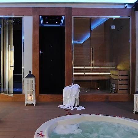 Sleeps 2 With Pool And Air Con Monticello d'Alba